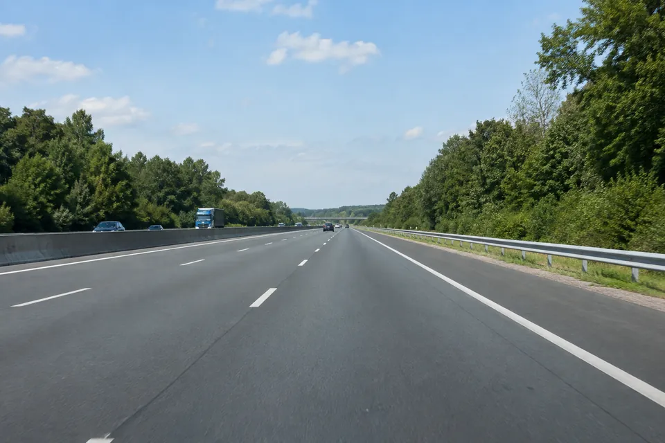 Autoroute avec trois bandes dans le même sens et une bande d’arrêt d’urgence séparée ; la bande de droite est libre.