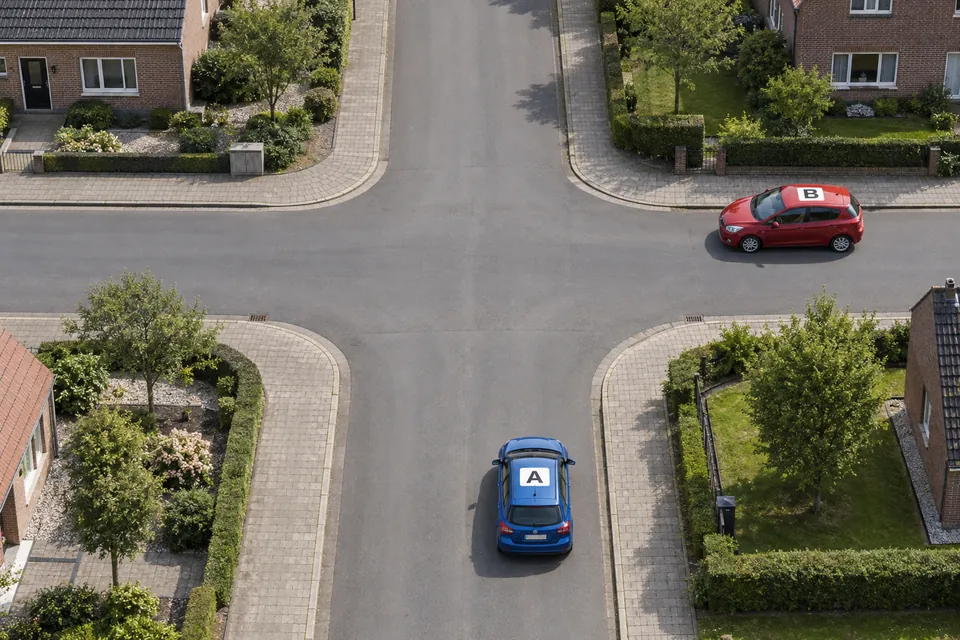 A, voiture bleue, arrive du bas ; B, voiture rouge, arrive de sa droite à un carrefour sans signalisation.