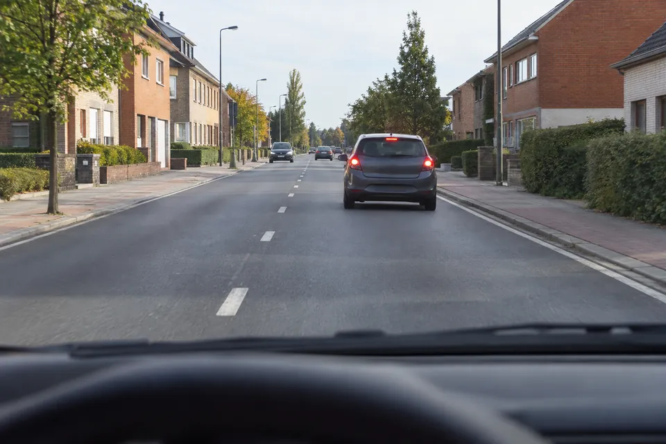 Voiture devant le véhicule observateur avec ses trois feux de freinage allumés.