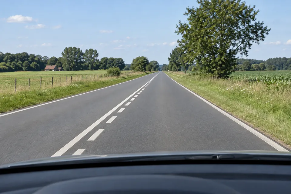 Deux lignes blanches accolées au centre de la route : continue à gauche et discontinue du côté du véhicule.
